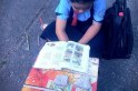 C&ocirc; b&eacute; 12 tuổi vừa học vừa b&aacute;n v&eacute; số lề đường S&agrave;i G&ograve;n