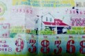 Bi h&agrave;i vợ chồng gi&agrave;nh nhau tấm v&eacute; số độc đắc!