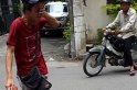 Cảm thương người đ&agrave;n &ocirc;ng c&acirc;m điếc, bị giật v&eacute; số m&agrave; kh&ocirc;ng thể k&ecirc;u ai