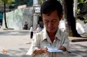 Người đ&agrave;n &ocirc;ng bị tật b&aacute;n v&eacute; số hơn 30 năm ở S&agrave;i G&ograve;n để nu&ocirc;i vợ