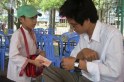 Kh&ocirc;ng thể bắt trẻ nghỉ học b&aacute;n v&eacute; số nu&ocirc;i người ngh&egrave;o