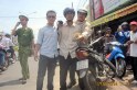 D&ugrave;ng tiền giả mua v&eacute; số để được thối (trả) tiền thật