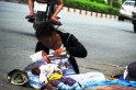 Đời cay đắng của người mẹ phơi nắng con để b&aacute;n v&eacute; số