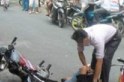 T&ecirc;n cướp bị bắt v&igrave; tr&aacute;nh t&ocirc;ng cụ gi&agrave; b&aacute;n v&eacute; số