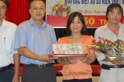 Cả thị trấn vui v&igrave; h&agrave;ng chục người tr&uacute;ng số