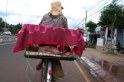 Mẹ bỏ con v&agrave;o lồng đi b&aacute;n v&eacute; số